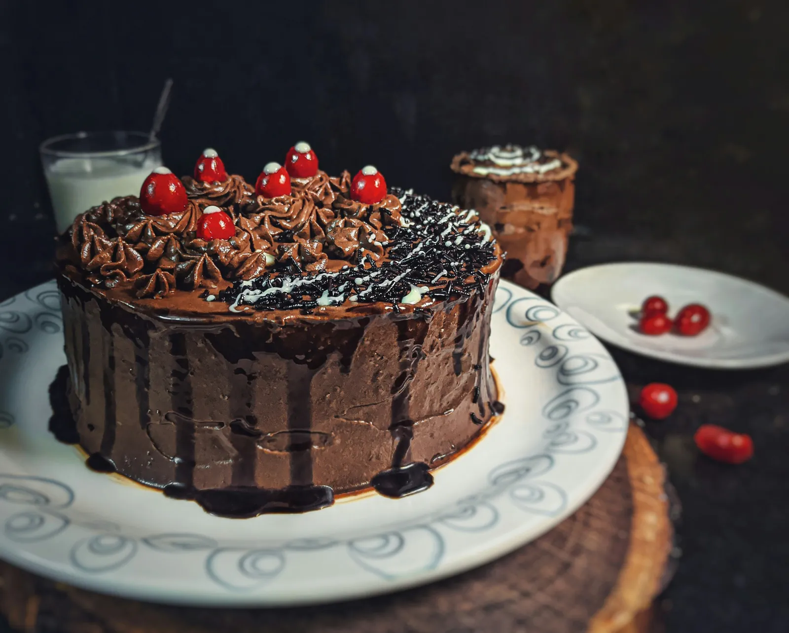 Torta Selva Negra artesanal con chocolate y crema